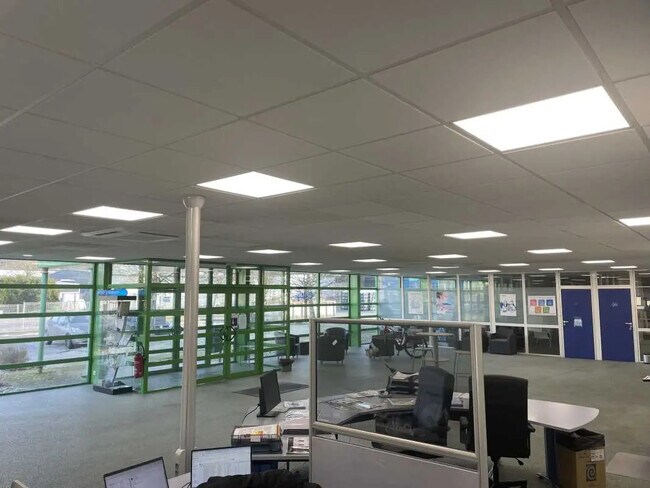 Plus de détails pour Local d’activités à vendre