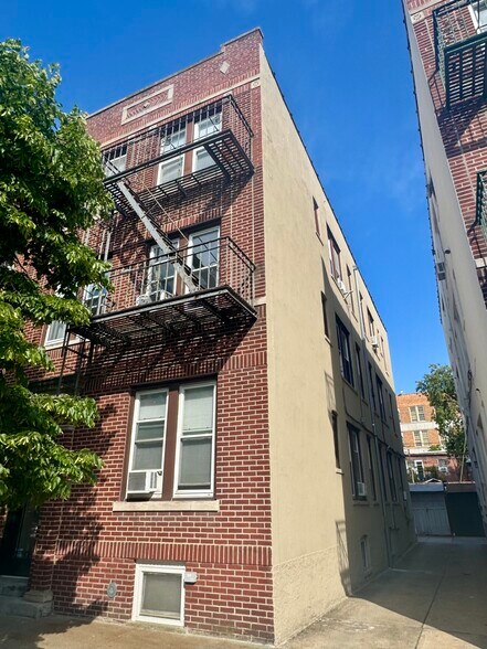 3129 47th St, Astoria, NY à vendre - Photo de l’immeuble – Image 1 sur 9