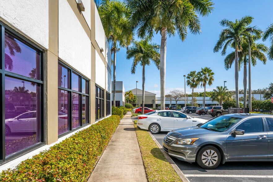 2500 Quantum Lakes Dr, Boynton Beach, FL à louer - Photo de l’immeuble – Image 3 sur 5