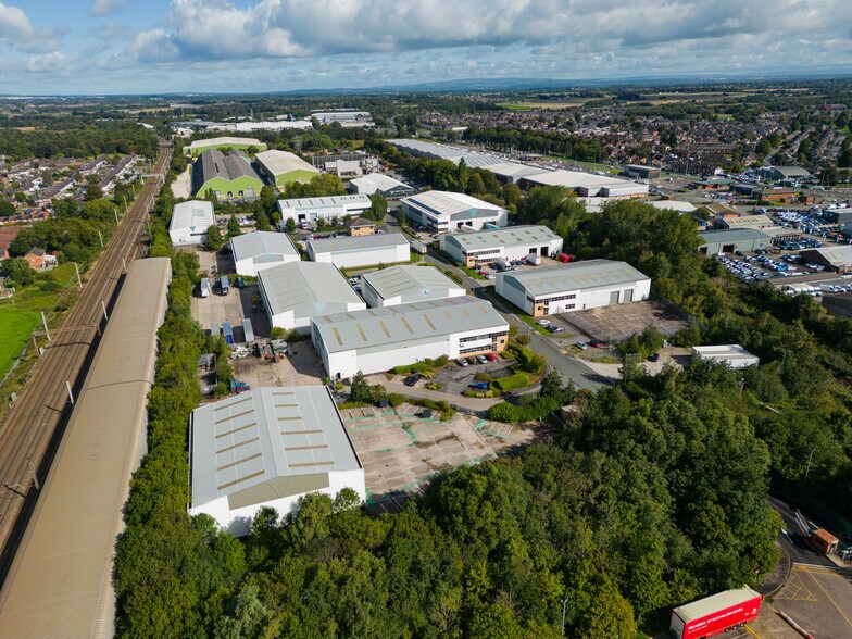 Hawleys Ln, Warrington à louer - Aérien – Image 1 sur 10