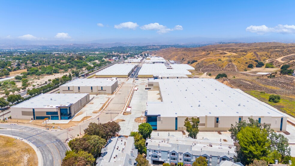 25470 Springbrook Ave, Santa Clarita, CA à vendre - Photo de l’immeuble – Image 3 sur 10