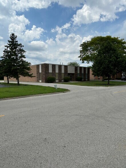 2206 Foster Ave, Wheeling, IL à louer - Photo de l’immeuble – Image 1 sur 9
