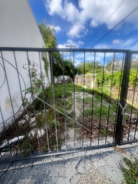 7704 W Hillsborough Ave, Tampa, FL à louer - Photo de l’immeuble – Image 3 sur 10