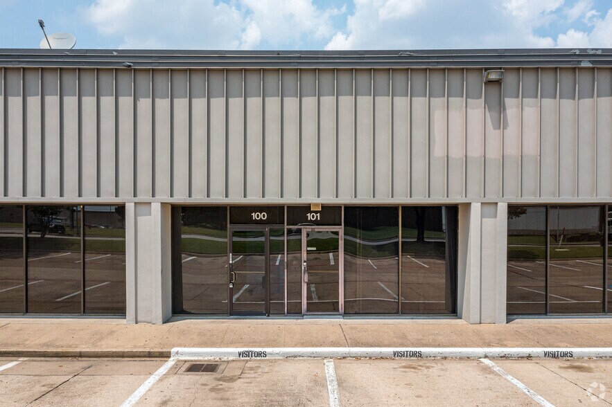 1213 W Carrier Pky, Grand Prairie, TX à louer - Photo de l’immeuble – Image 3 sur 18