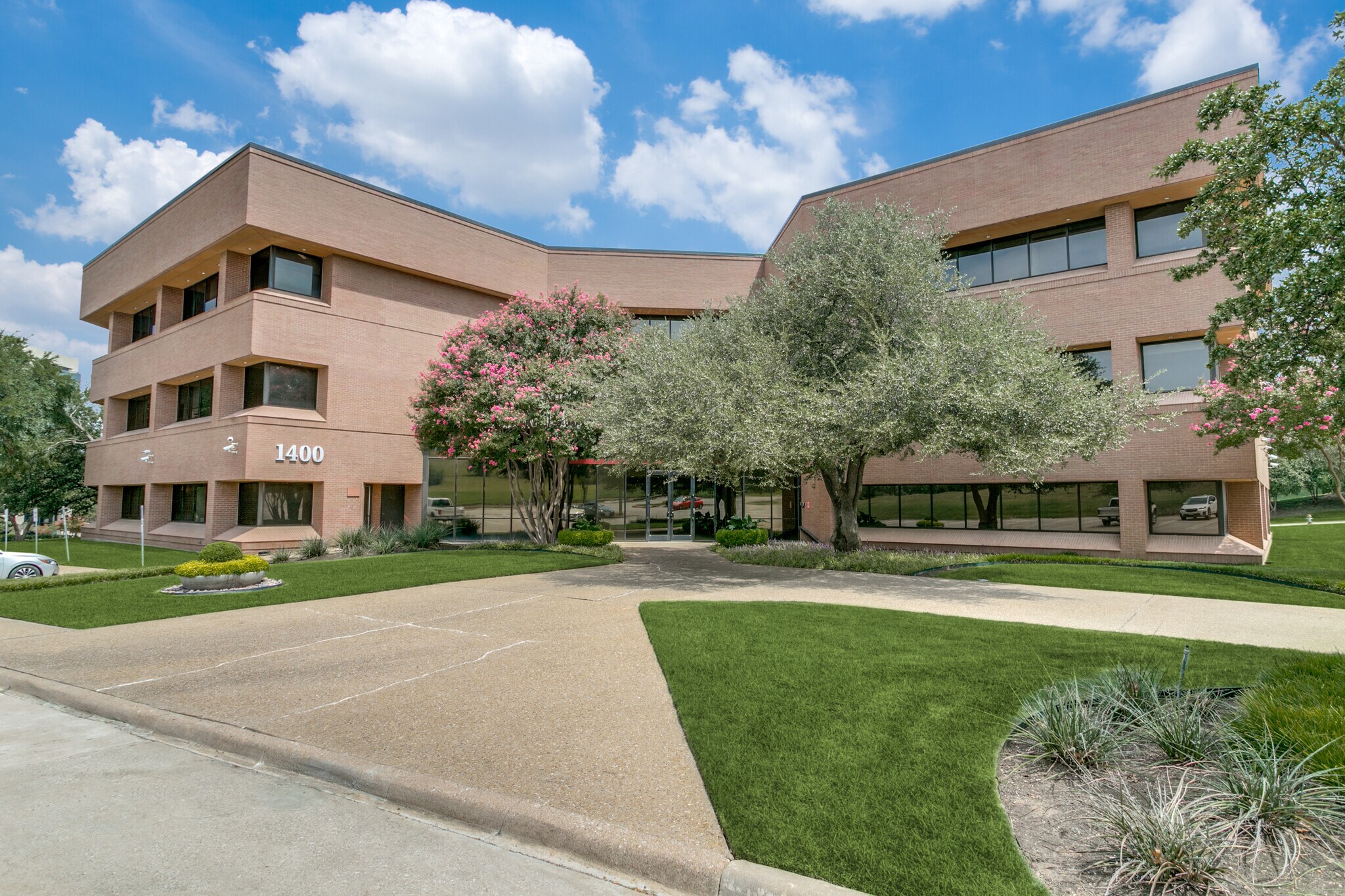 1400 Corporate Dr, Irving, TX à louer Photo de l’immeuble– Image 1 sur 10