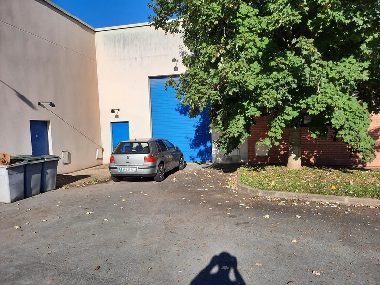 Local d’activités dans Lieusaint à louer - Photo de l’immeuble – Image 3 sur 5