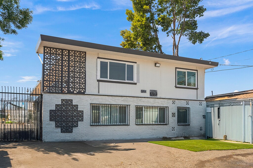 7123 Holly St, Oakland, CA à vendre Photo de l’immeuble– Image 1 sur 1
