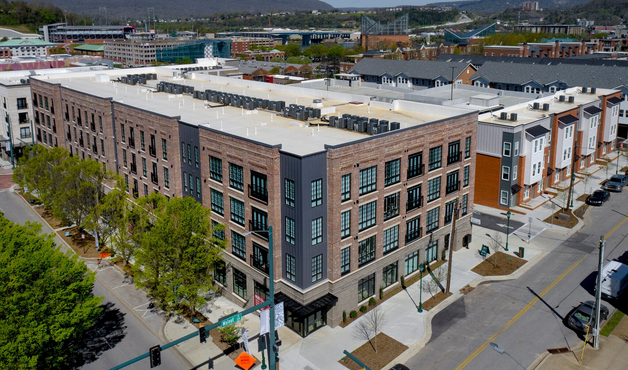 355 Walnut St, Chattanooga, TN à louer Photo de l’immeuble– Image 1 sur 25