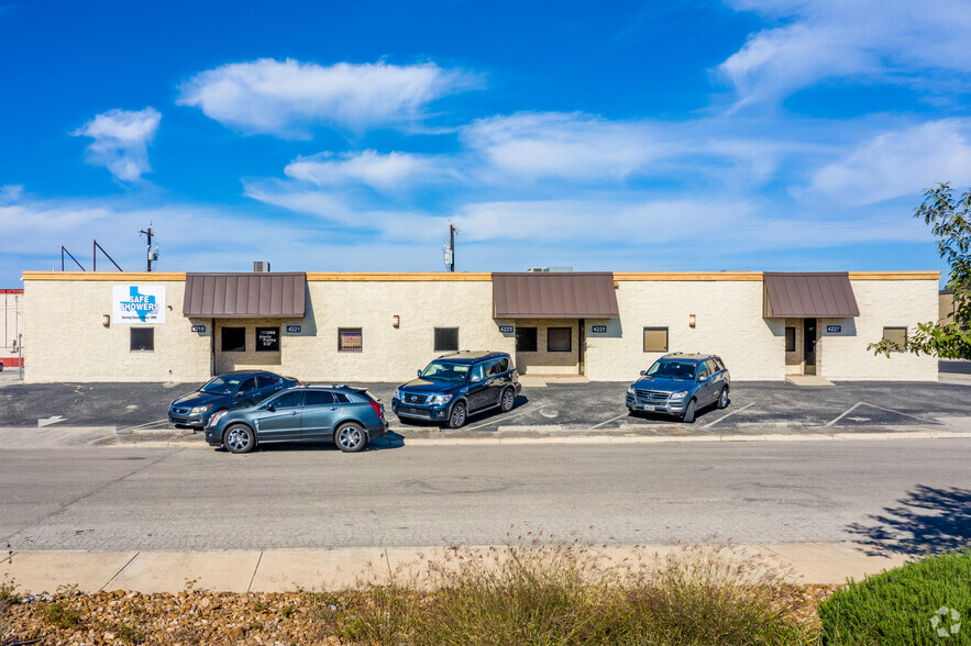 4219-4227 Gatecrest, San Antonio, TX à louer - Photo de l’immeuble – Image 2 sur 5