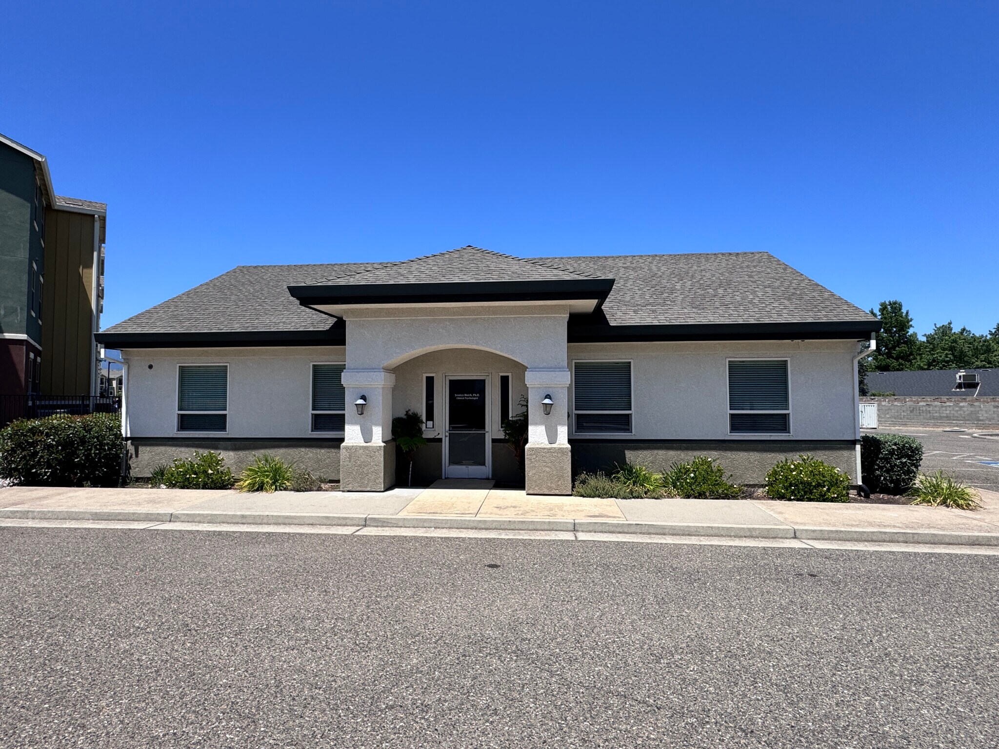3570 Santa Rosa Way, Redding, CA à louer Photo de l’immeuble– Image 1 sur 6