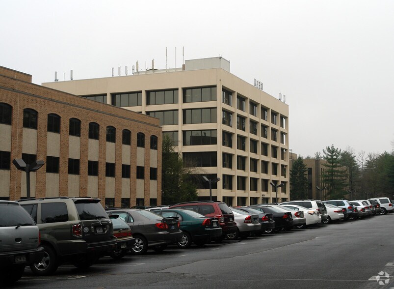 10750 Columbia Pike, Silver Spring, MD à louer - Photo de l’immeuble – Image 3 sur 6