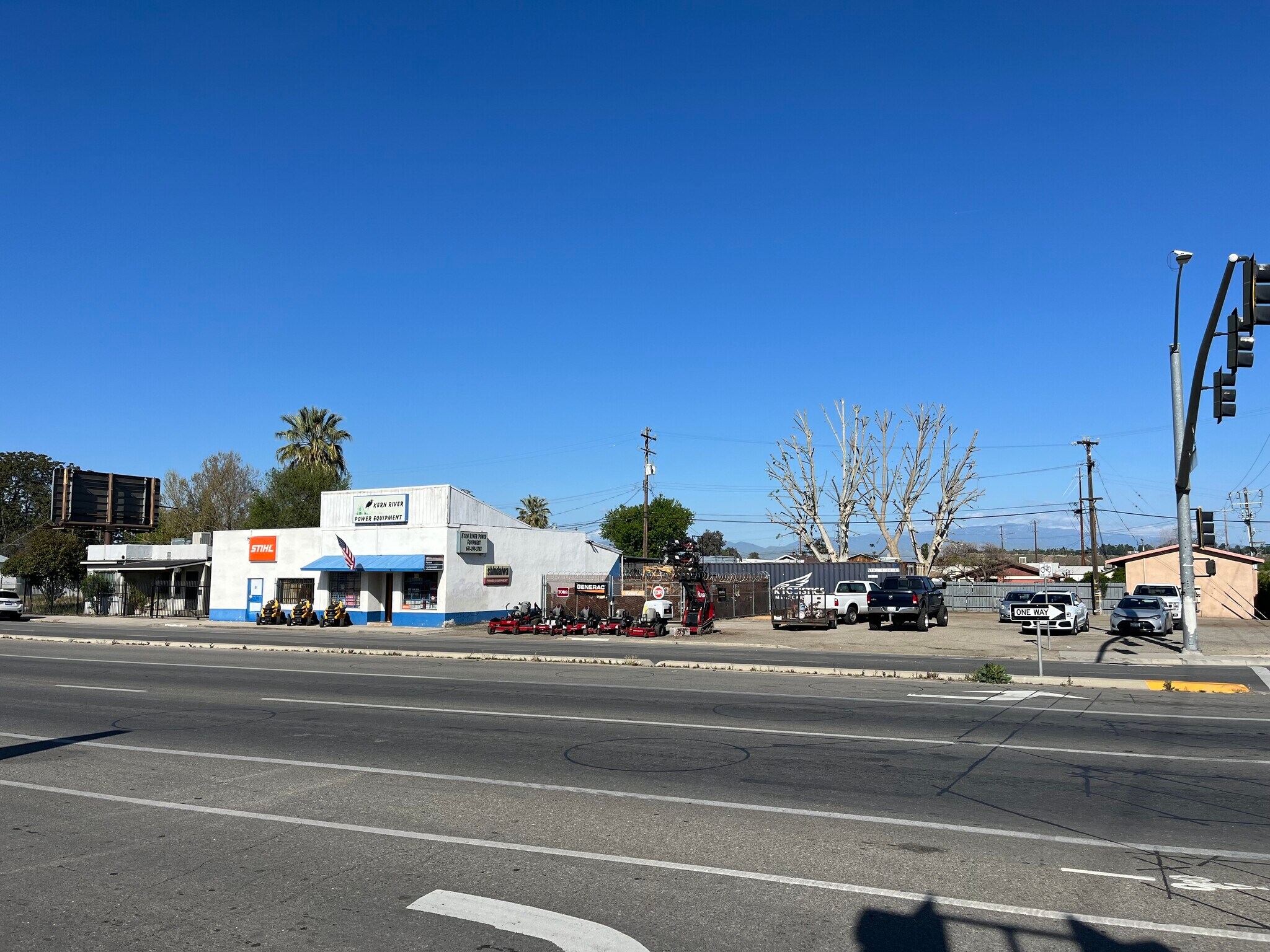100 N Chester Ave, Bakersfield, CA à louer Photo de l’immeuble– Image 1 sur 13