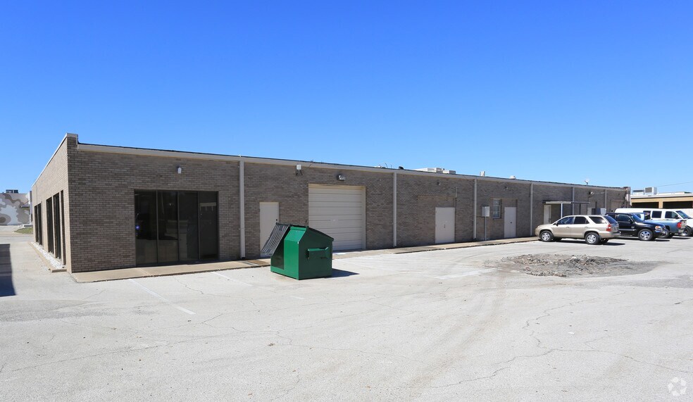 13748 Neutron Rd, Dallas, TX à louer - Photo de l’immeuble – Image 2 sur 2