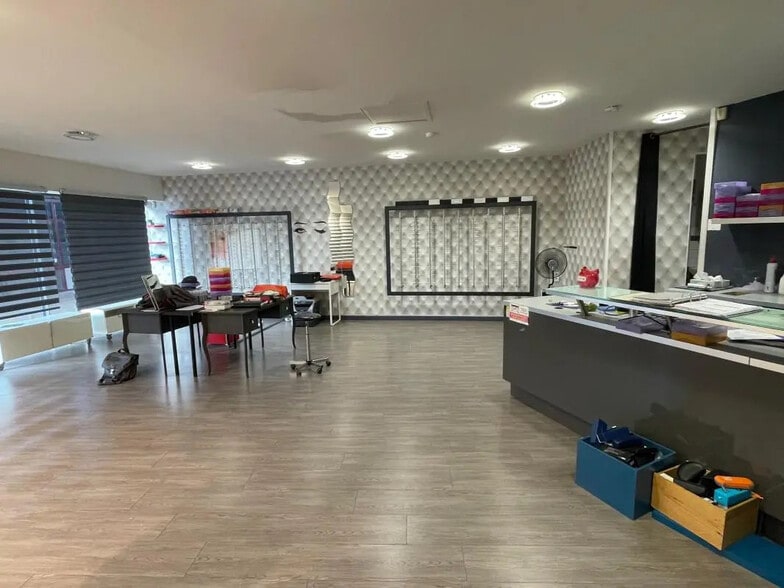 Local commercial dans Val-de-Reuil à vendre - Photo intérieure – Image 3 sur 4