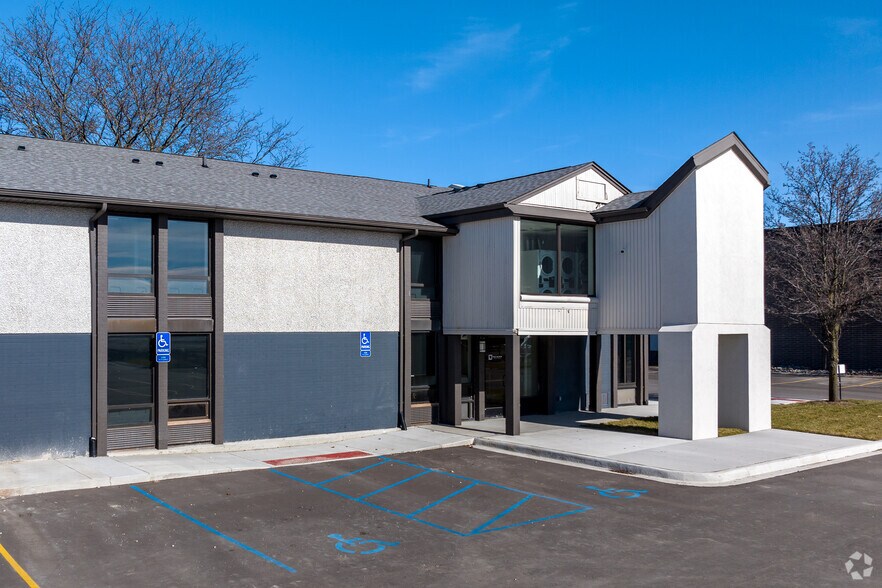 34911 Van Dyke Ave, Sterling Heights, MI à louer - Photo de l’immeuble – Image 3 sur 60