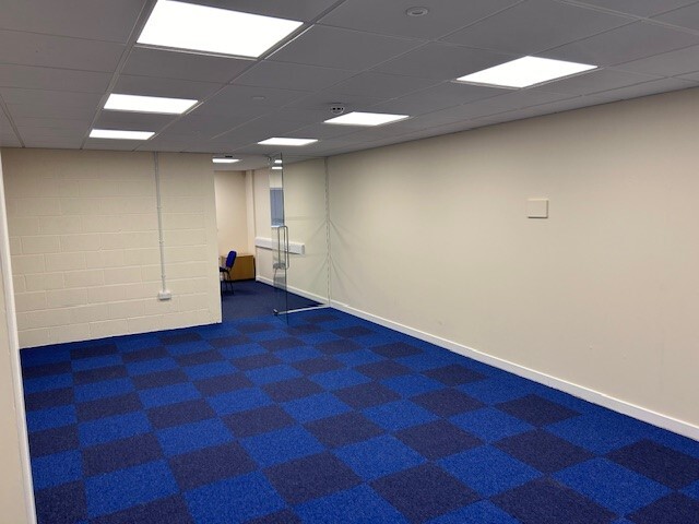 Majors Rd, Swindon, WIL SN6 8TZ - Lot 9 -  - Photo intérieure - Image 1 of 5