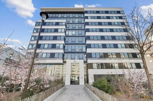 Plus de détails pour 4 Place Du 8 Mai 1945, Levallois-Perret - Bureau à louer