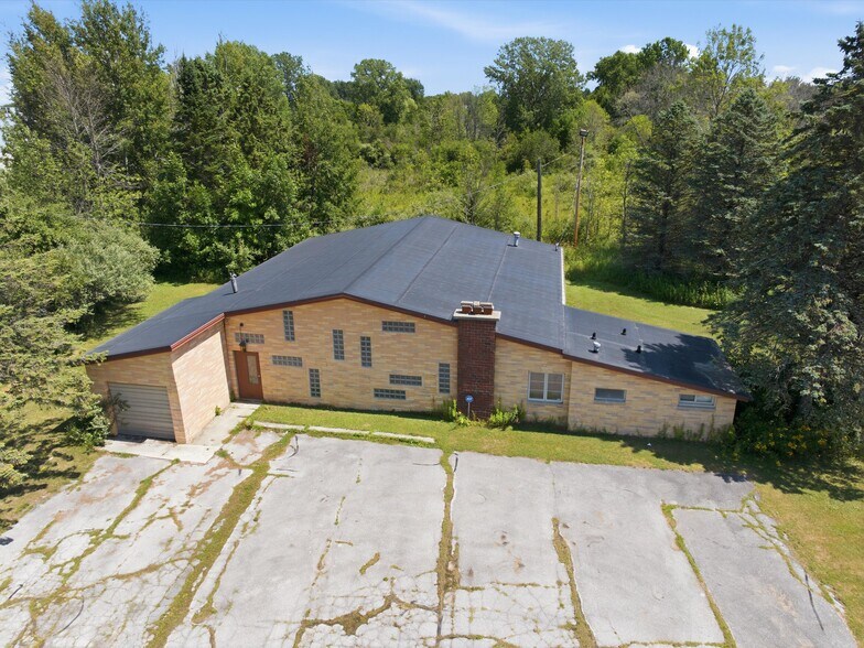 1801 Johnston Dr, Manitowoc, WI à vendre - Photo de l’immeuble – Image 3 sur 15