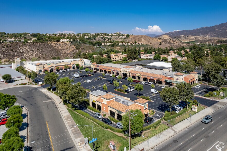 23780 Newhall Ave, Santa Clarita, CA à louer - Photo de l’immeuble – Image 3 sur 11