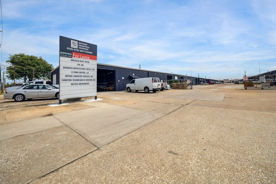 6100 Brittmoore Rd, Houston, TX à louer - Photo de l’immeuble – Image 3 sur 6