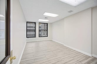 554 Fifth Ave, New York, NY à louer Photo intérieure– Image 2 sur 8