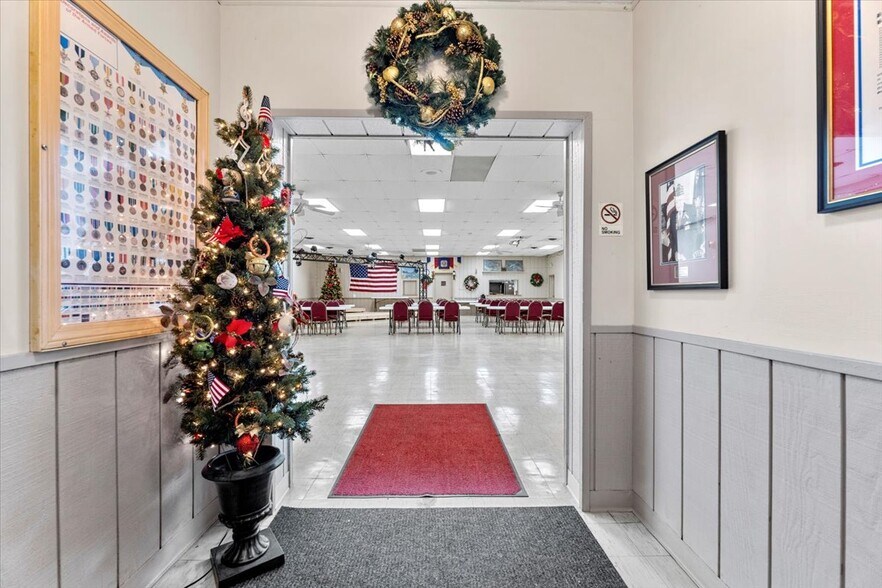 8840 Macomb St, Grosse Ile, MI à vendre - Photo de l’immeuble – Image 3 sur 18