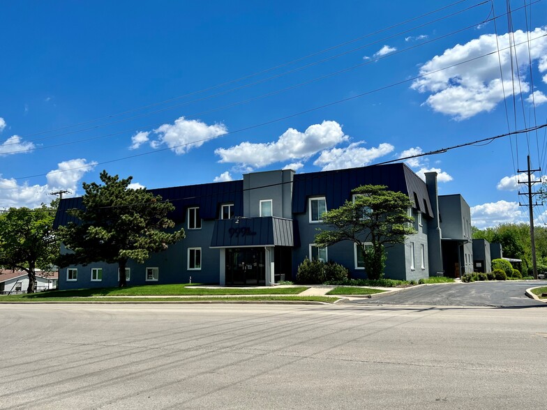 999 N Main St, Glen Ellyn, IL à louer - Photo de l’immeuble – Image 1 sur 22