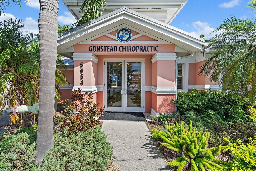 5652-5654 Marquesas Cir, Sarasota, FL à louer - Photo de l’immeuble – Image 1 sur 30