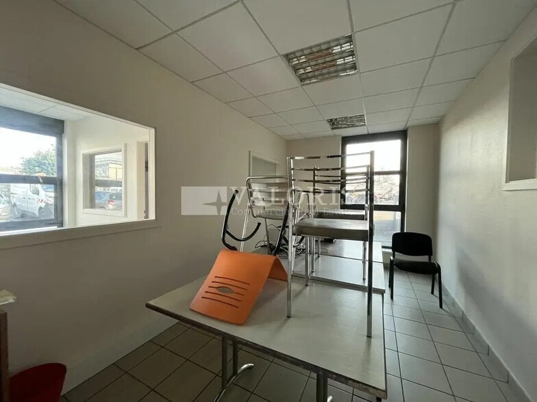 Local d’activités dans Rillieux-la-Pape à louer - Photo de l’immeuble – Image 2 sur 8