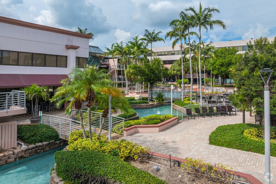 7100 W Camino Real, Boca Raton, FL à vendre - Photo de l’immeuble – Image 3 sur 11