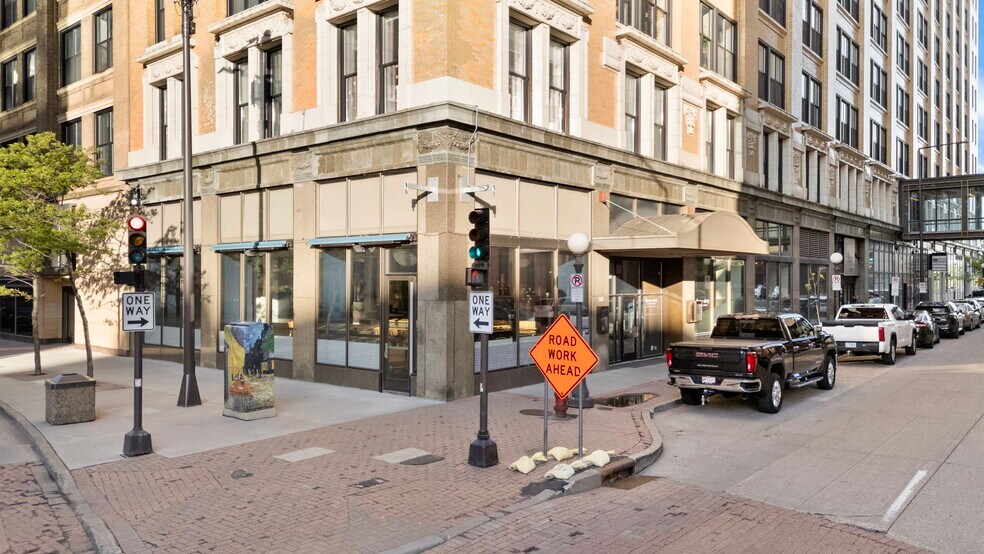 360 Saint Peter St, Saint Paul, MN à louer - Photo de l’immeuble – Image 3 sur 16