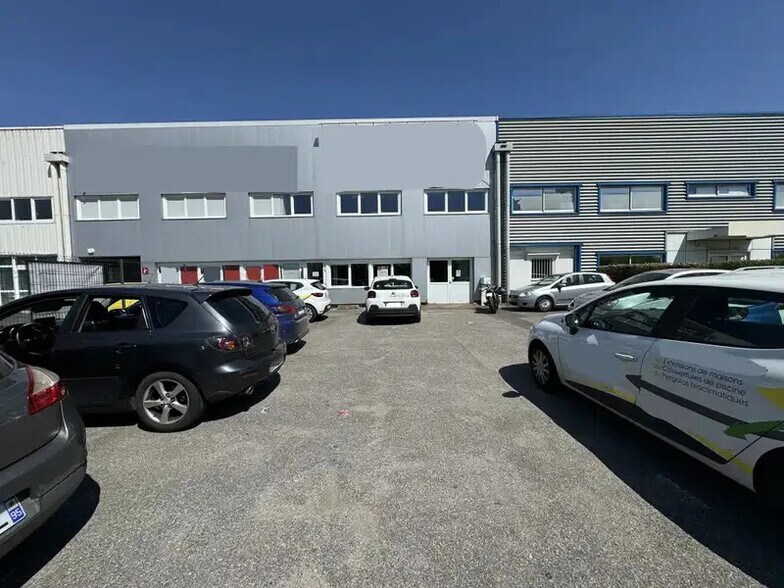 Local d’activités dans SAINT-OUEN-L'AUMONE à louer - Photo de l’immeuble – Image 1 sur 4
