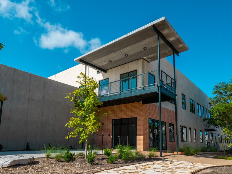10880 E Crystal Falls Pky, Leander, TX à louer - Photo de l’immeuble – Image 3 sur 9