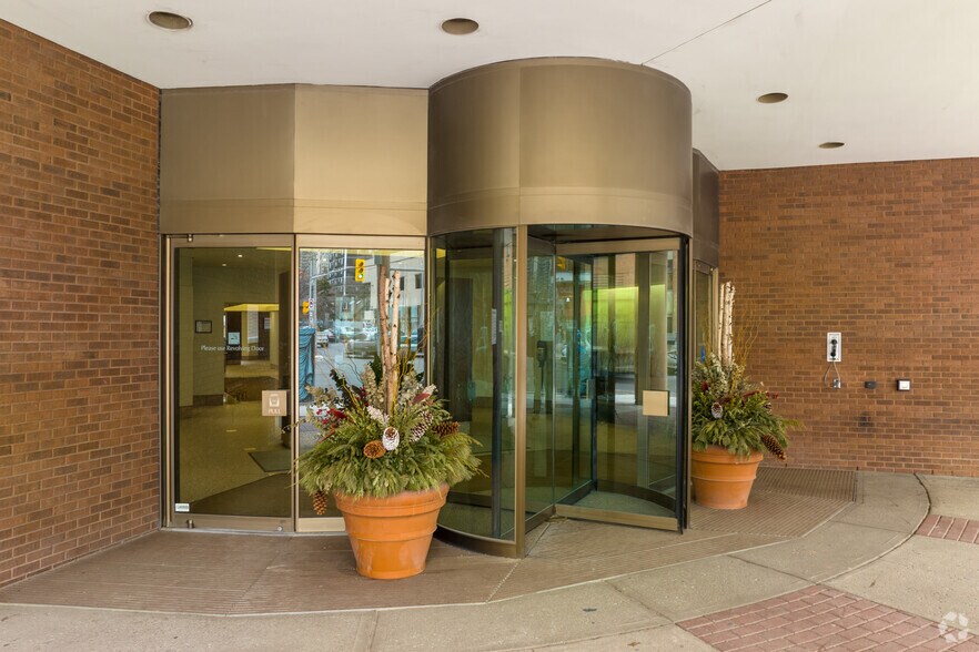 245 Eglinton Ave E, Toronto, ON à louer - Photo de l’immeuble – Image 3 sur 5