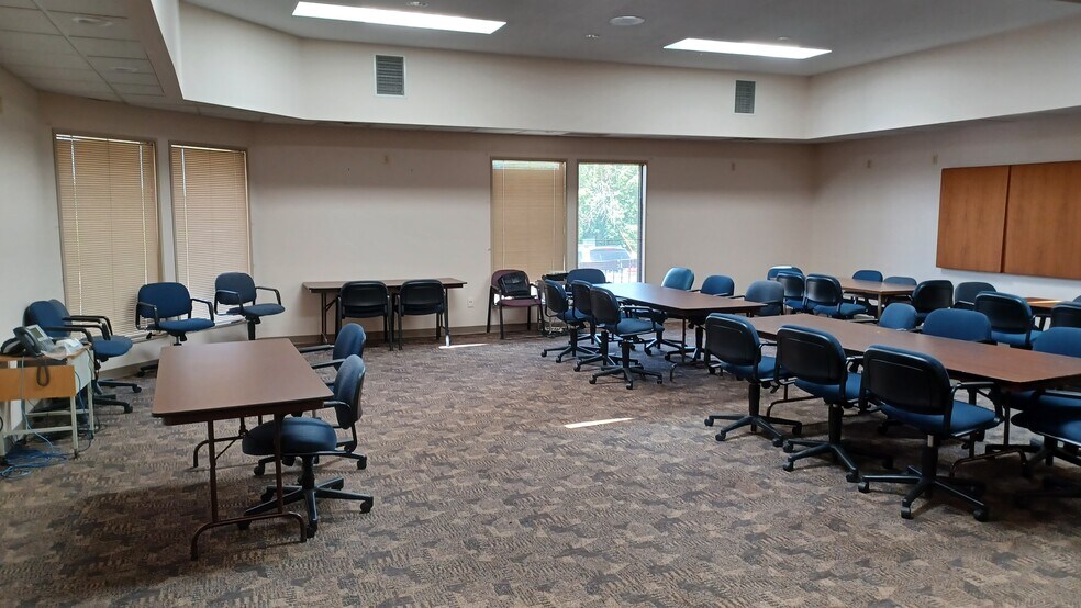 931 13th Ave N, Clinton, IA à louer - Photo intérieure – Image 3 sur 18