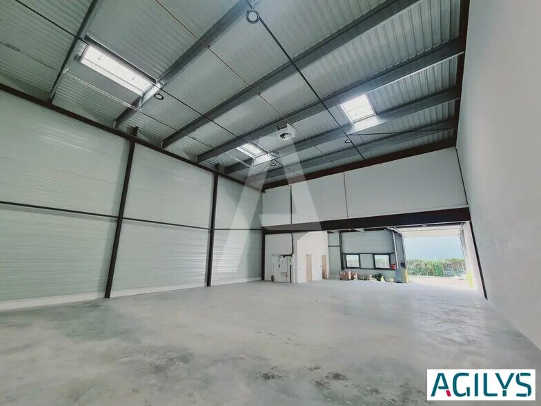 Local d’activités dans Corbeil-Essonnes à louer - Photo de l’immeuble – Image 2 sur 6