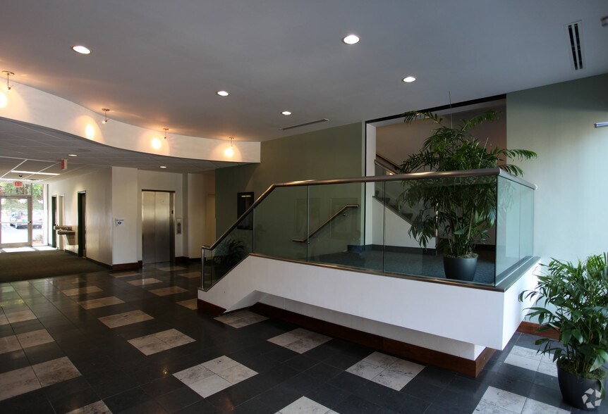 3724 National Dr, Raleigh, NC à louer - Hall d’entrée – Image 2 sur 6