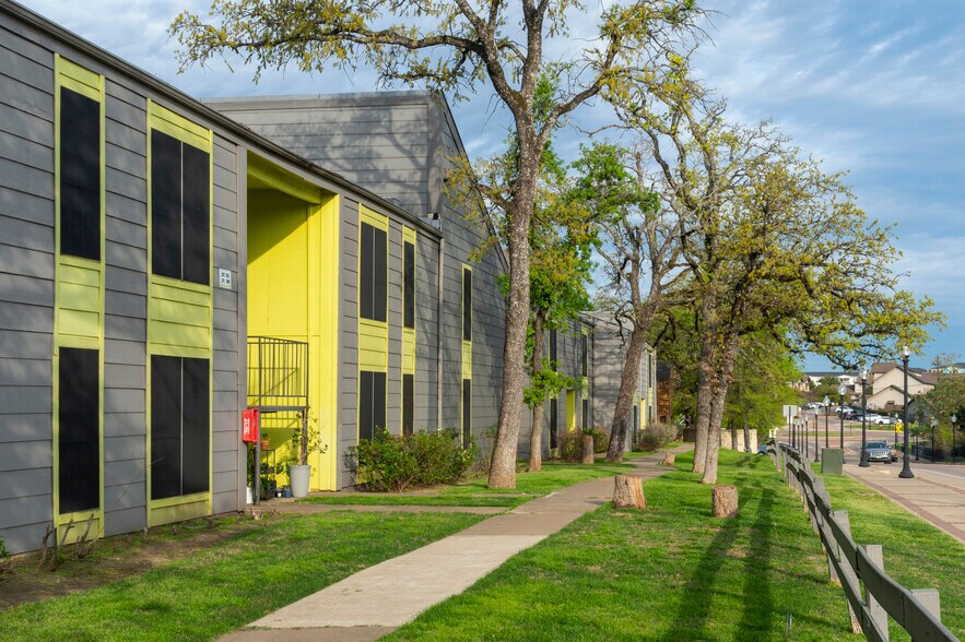 3902 College Main, Bryan, TX à vendre - Photo de l’immeuble – Image 1 sur 20