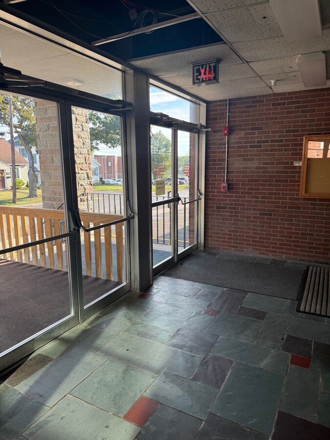 214 Kinne St, Syracuse, NY 13206 - Lot Gymnasium -  - Hall d’entrée - Image 1 of 9