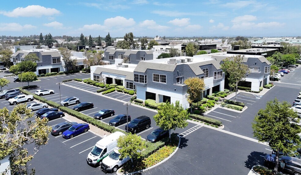 1590 N Batavia St, Orange, CA à vendre - Photo de l’immeuble – Image 1 sur 4