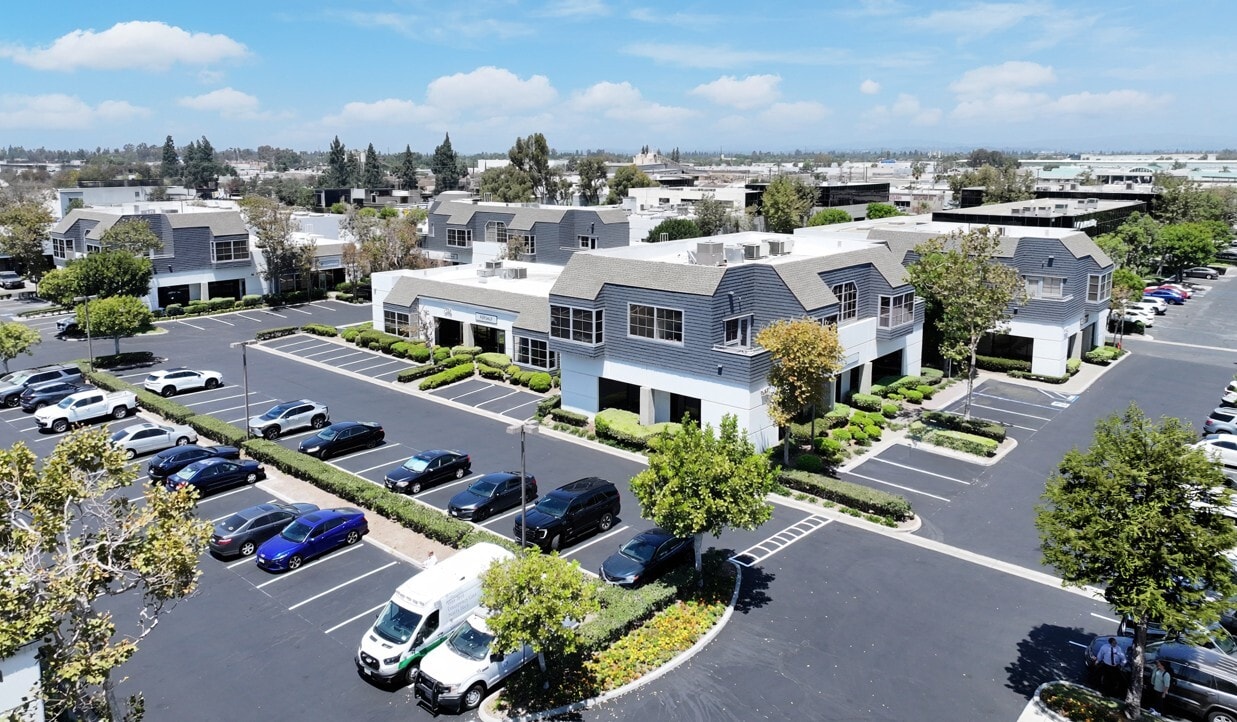 1590 N Batavia St, Orange, CA à vendre Photo de l’immeuble– Image 1 sur 5
