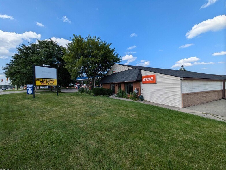 35850 Utica Rd, Clinton Township, MI à louer - Photo de l’immeuble – Image 2 sur 36