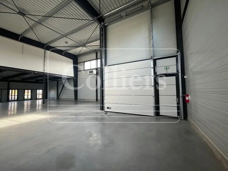 Local d’activités dans Venelles à louer - Photo de l’immeuble – Image 2 sur 8