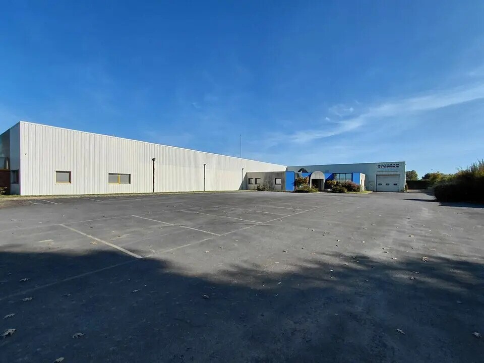 Local d'activités dans La Selle-en-Luitré à vendre Photo de l’immeuble– Image 1 sur 6