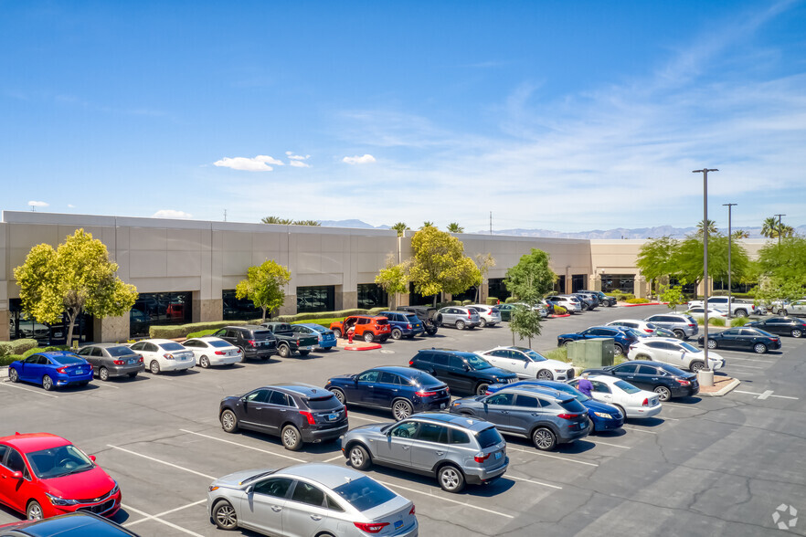 2490 Paseo Verde Pky, Henderson, NV à louer - Photo de l’immeuble – Image 3 sur 7