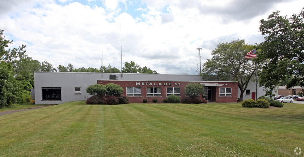 2025 Brighton Henrietta Town Line Rd, Rochester, NY à louer - Photo de l’immeuble – Image 2 sur 56