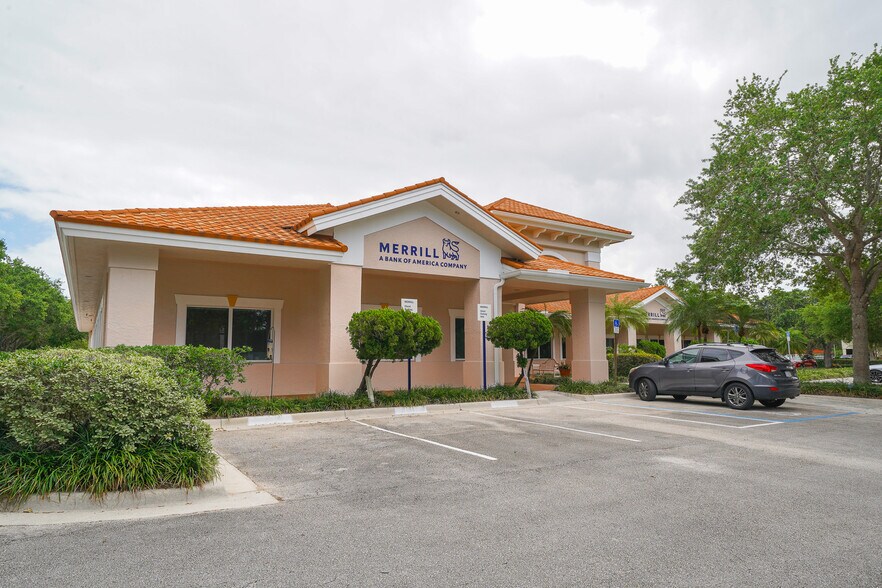 2301 SE Monterey Rd, Stuart, FL à vendre - Photo de l’immeuble – Image 3 sur 8