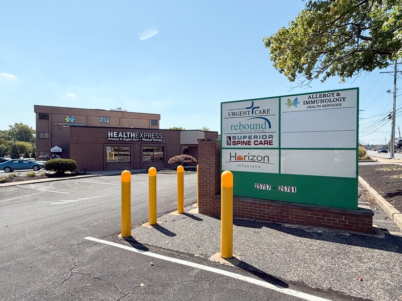 25757-25761 Lorain Rd, North Olmsted, OH à louer - Photo de l’immeuble – Image 2 sur 2