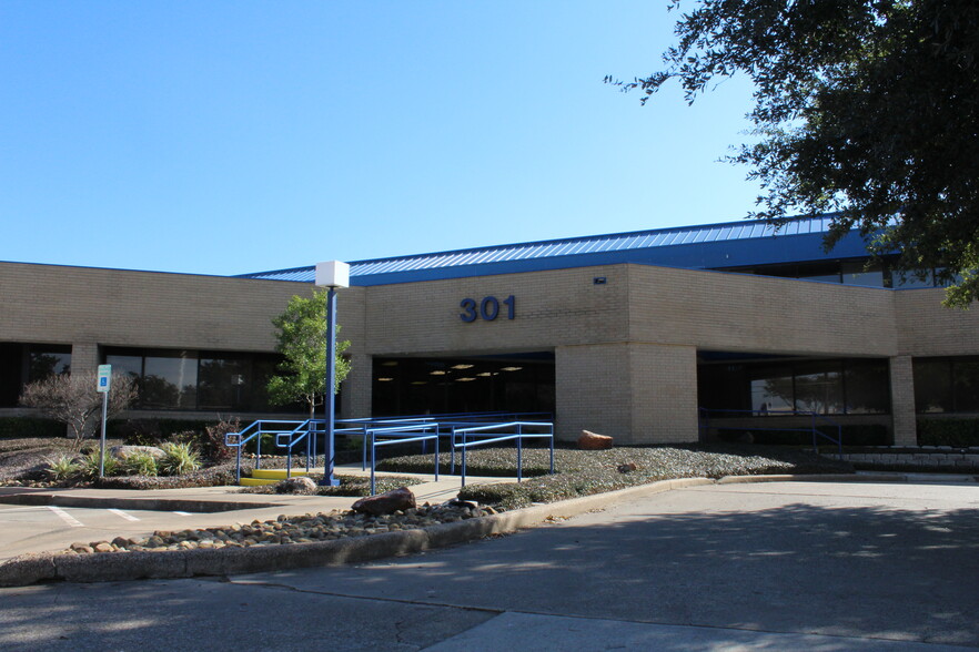 301 S Sherman St, Richardson, TX à louer - Photo de l’immeuble – Image 2 sur 4