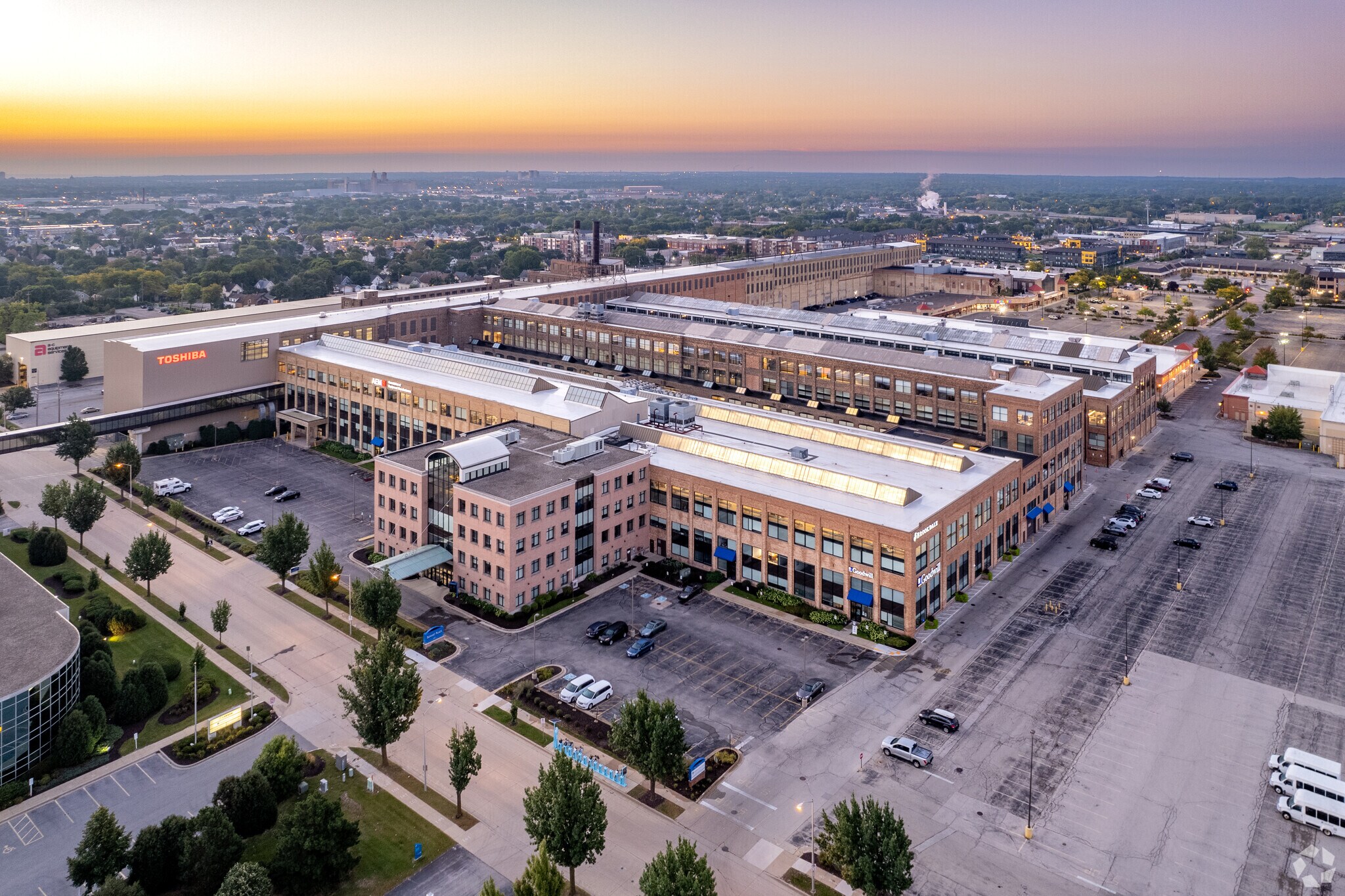 6737 W Washington St, West Allis, WI à louer Photo principale– Image 1 sur 20